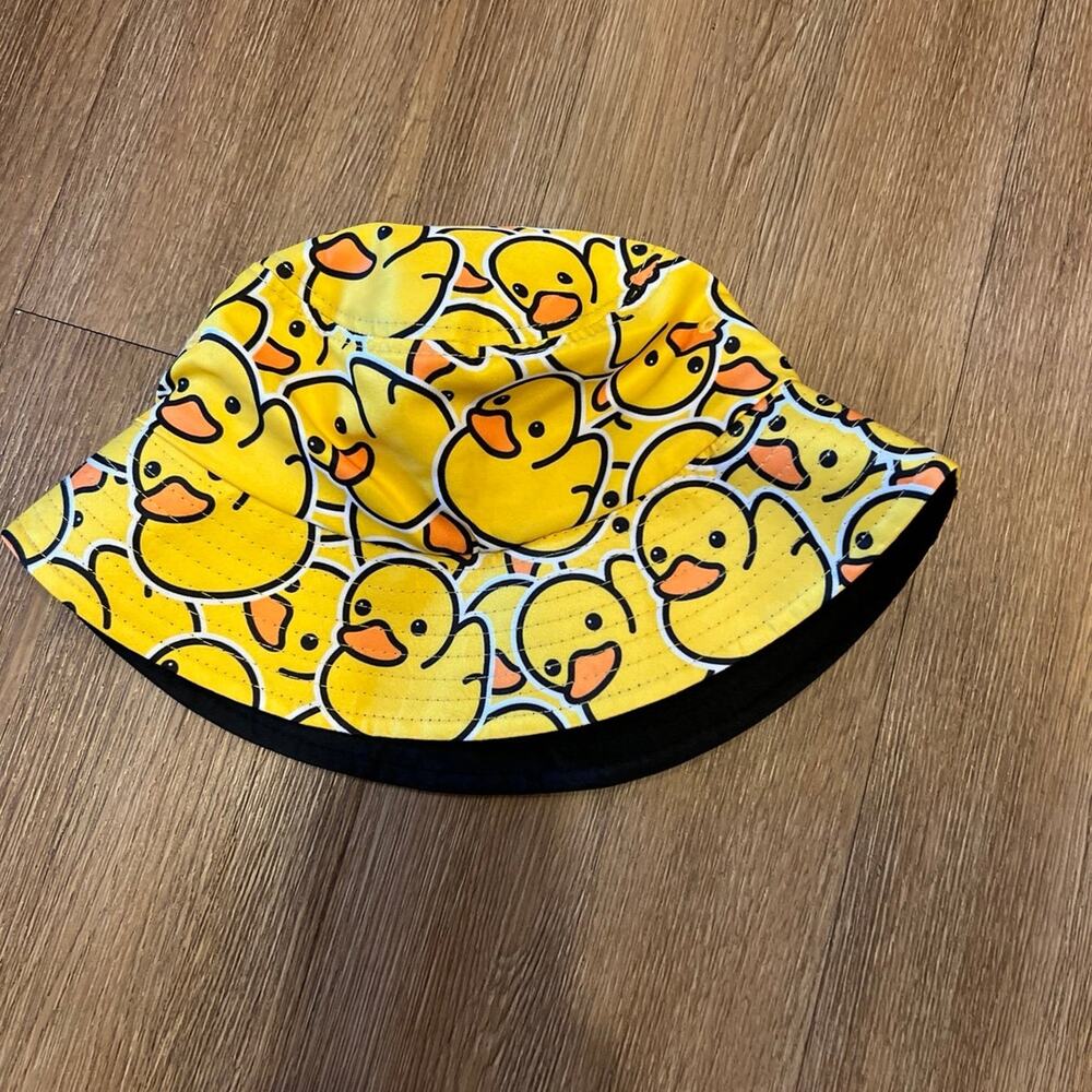 Rubber ducky hat (bin 3 )